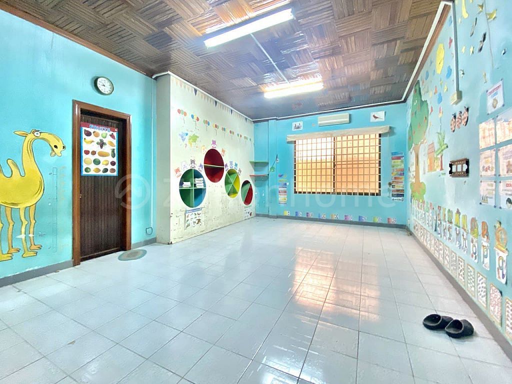 COMMERCIAL SCHOOL BUILDING IN DAUN PENH