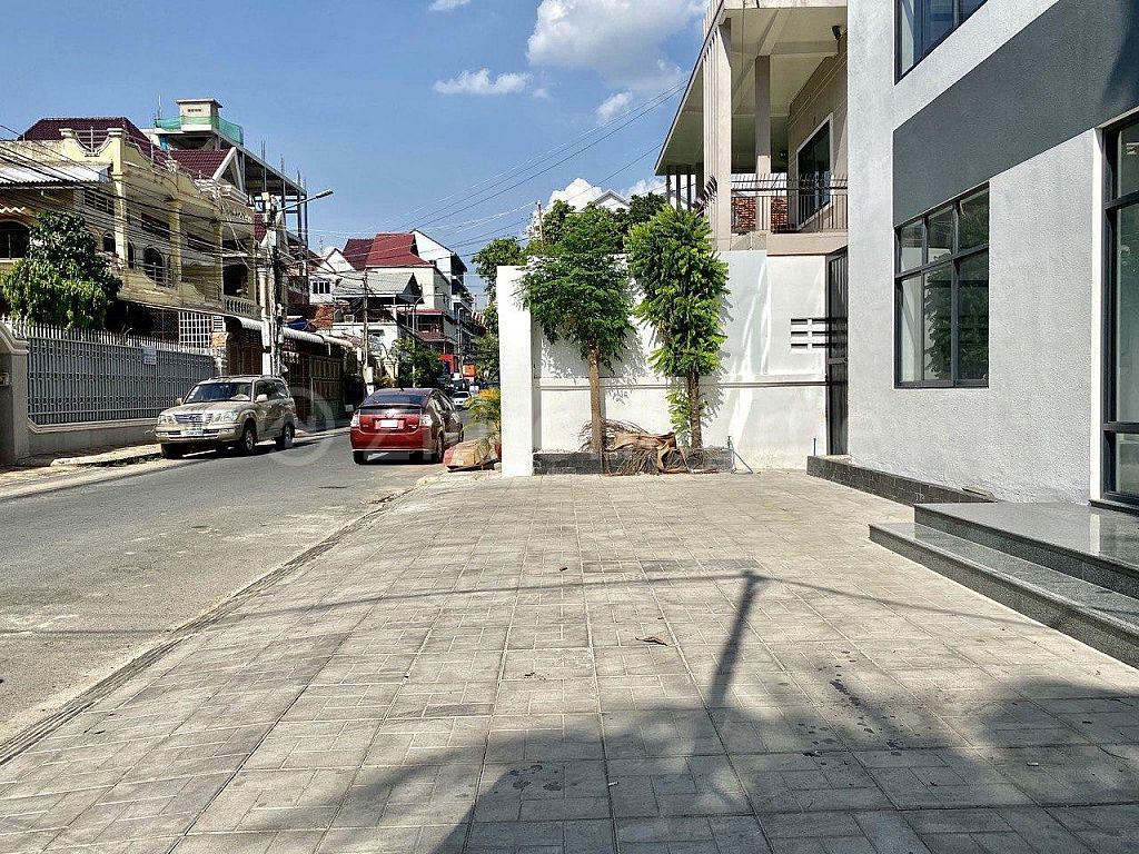 AVAILABLE OFFICE BUILDING IN TOUL TOMPOUNG 1