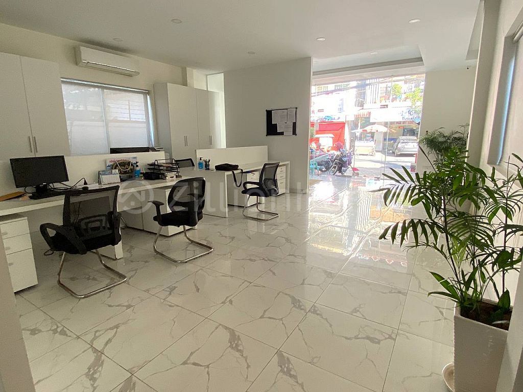 GROUND FLOOR OFFICE FOR LEASE IN TONLE BASSAC
