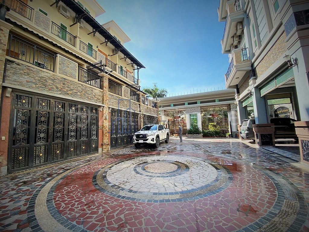 Townhouse 4 Bedrooms For Rent in Phsar Daeum Thkov area near Russian market