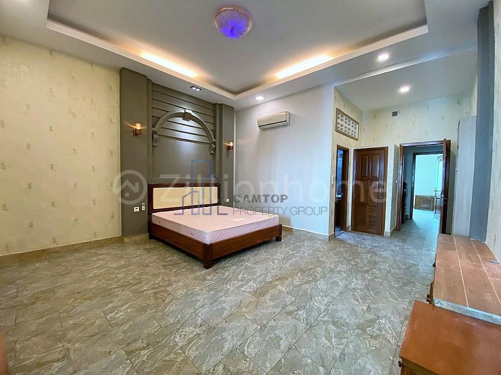 Townhouse 4 Bedrooms For Rent in Phsar Daeum Thkov area near Russian market