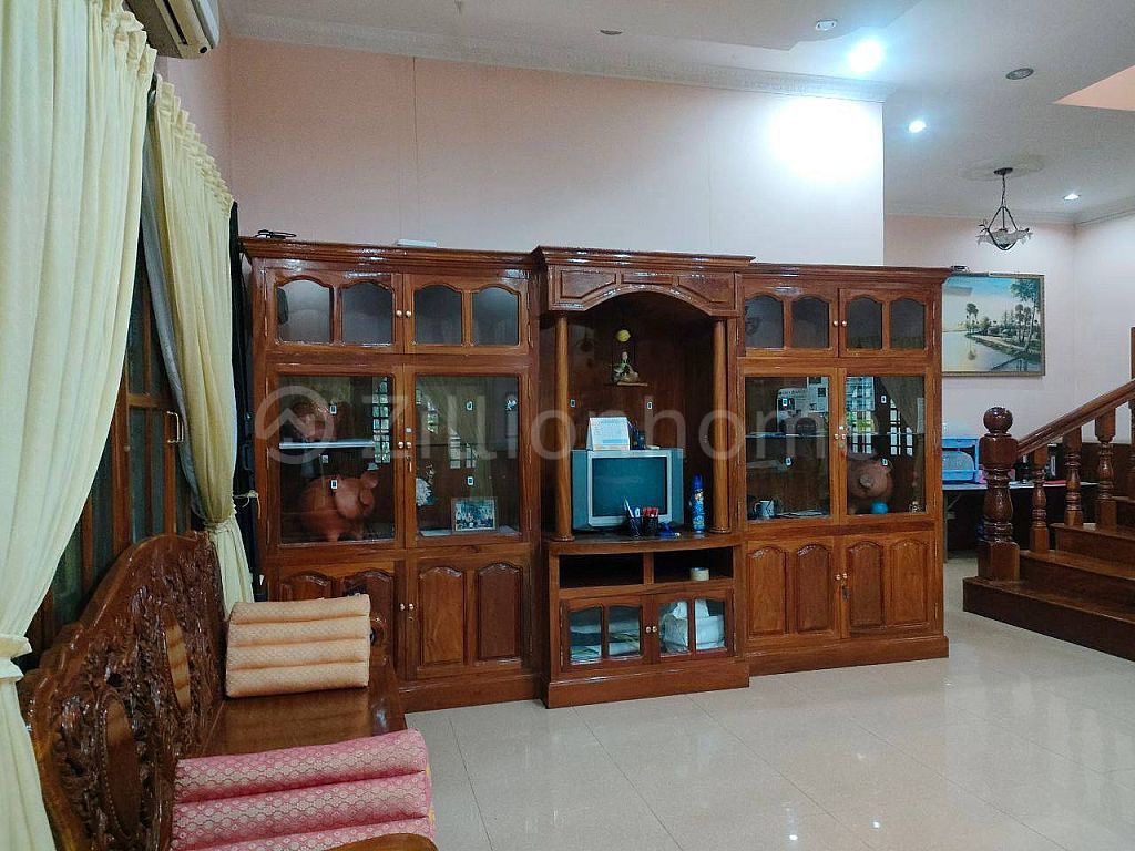 6 Bedrooms Villa For Rent In Toul Tompoung market (Russian market), Khan Chamkamorn, Phnom Penh