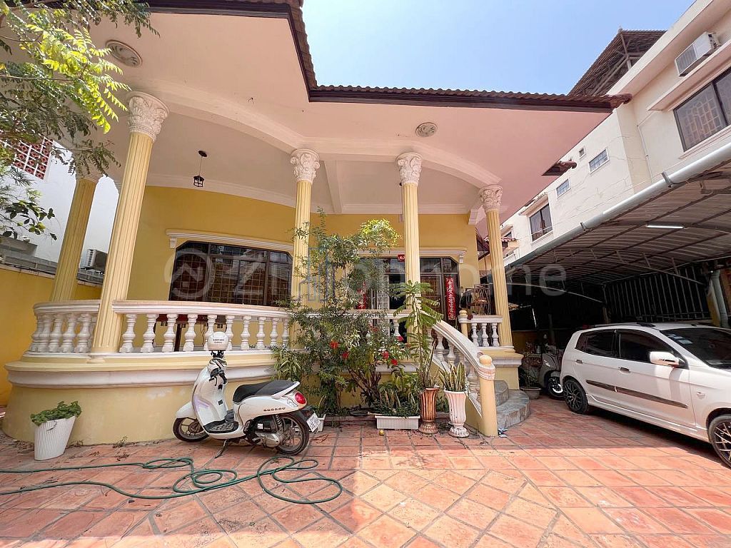 3 Bedrooms Cozy Villa For Rent In Tonle Basac Area