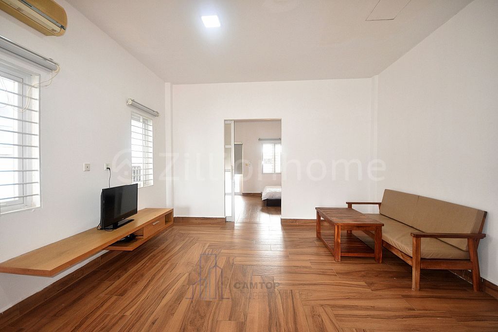Huge Balcony Apartment In BKK Area Is Available Now!!