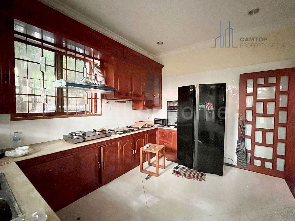 5 Bedrooms Villa For Rent In Chroy Changva area