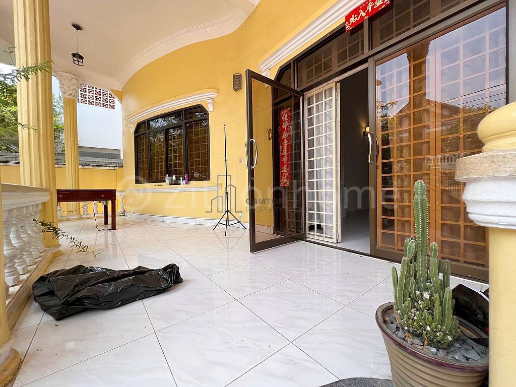 3 BEDROOMS TOWNHOUSE FOR RENT IN TONLE BASAC - PHNOM  PENH