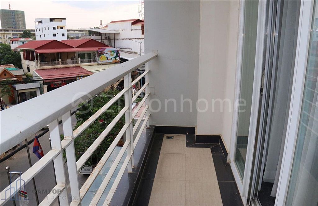 3 bedrooms modern apartment with gym pool for rent in Toul Kork area