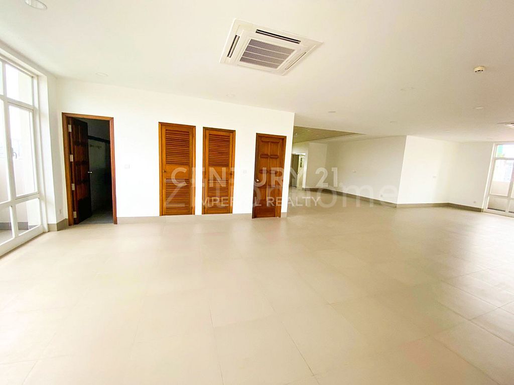 Good location office Building for rent at Bkk1 ID C-7941