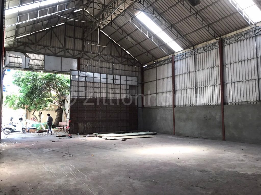 ឃ្លាំងសម្រាប់ជួល នៅផ្សារដើមថ្កូវ/Wearhouse for rent at Phsar Doum Thkov  C-9668